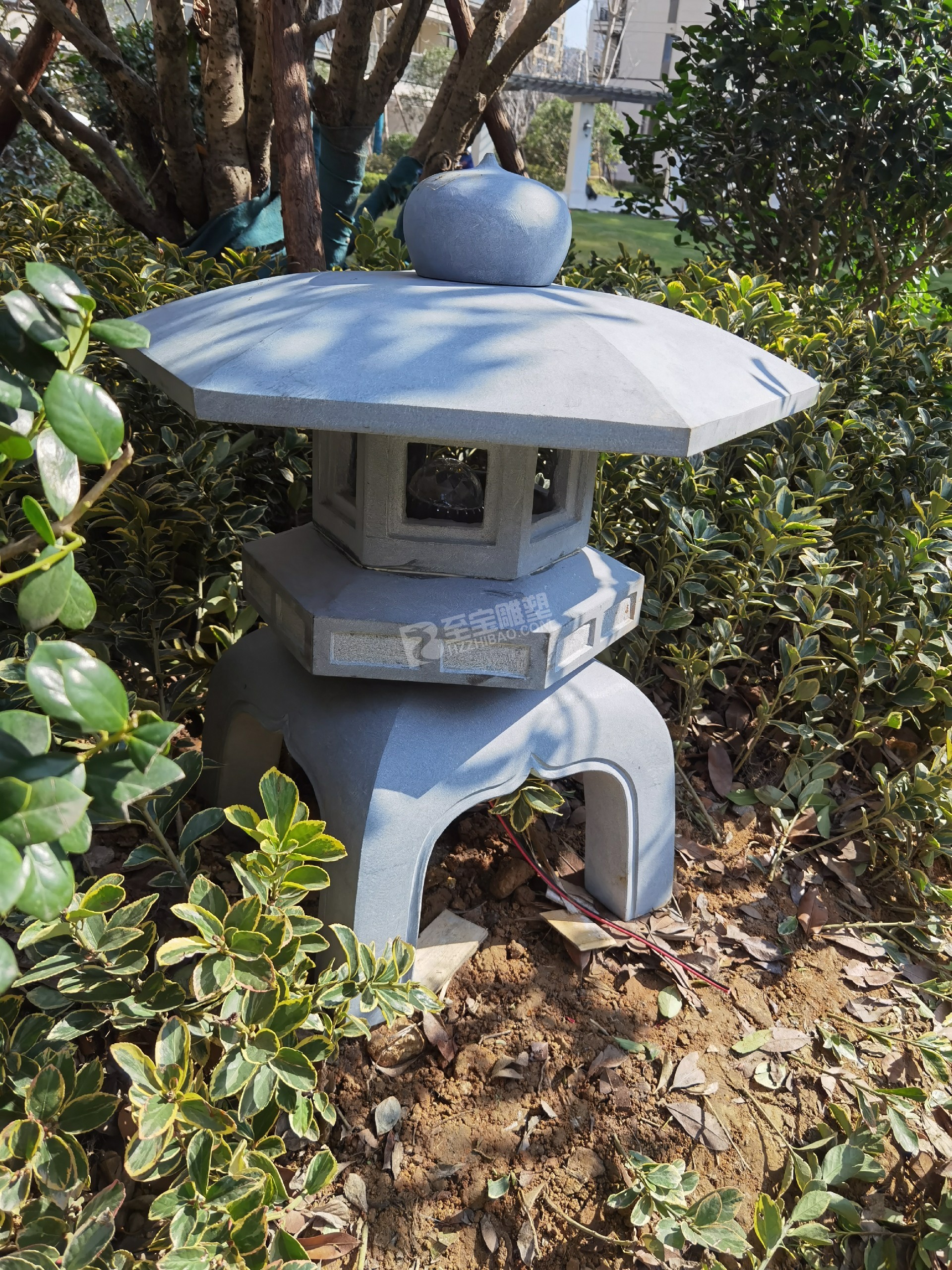 榮安臺州金成華府烤漆玻璃鋼鹿群、花缽雕塑項目